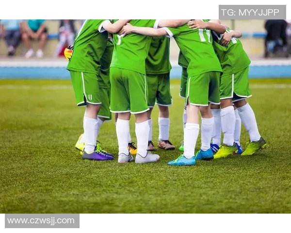 快乐足球图片展现青春活力与团队精神的完美结合，感受足球带来的无限乐趣与激情